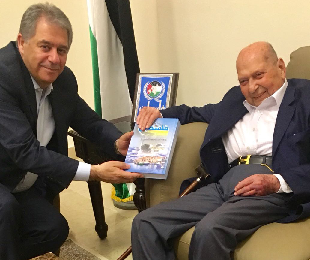 أبو خضرا يقدم كتابه