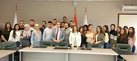 طلاب جامعيون ينهون دورات تدريبية  في غرفة طرابلس