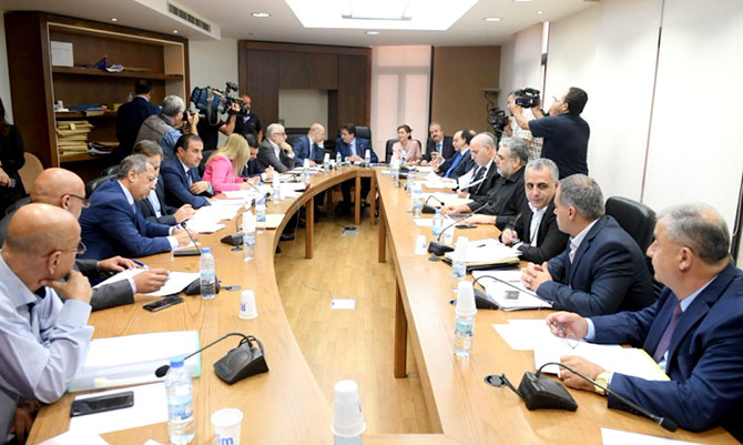 لجنة المال تقر البطاقة الصحية بعد تعليق 4 مواد من قانونها