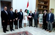 رئيس الجمهورية تسلم من «بيروت ماراثون» البطاقة الرقم واحد: حدث سنوي ينمي الاخلاق