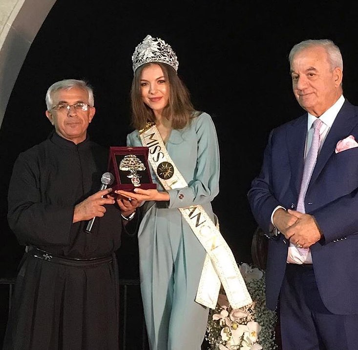 تنورين تستقبل ابنتها ملكة جمال لبنان بحفاوة