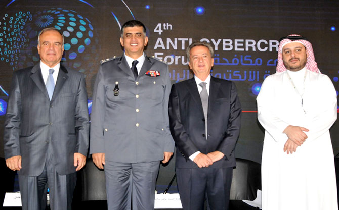 سلامة يفتتح «ملتقى مكافحة الجريمة الإلكترونية الرابع» بحضور 400 شخصية: نعتمد على نشر الوعي والتدابير الوقائية... ونعد لإطلاق العملة الرقمية