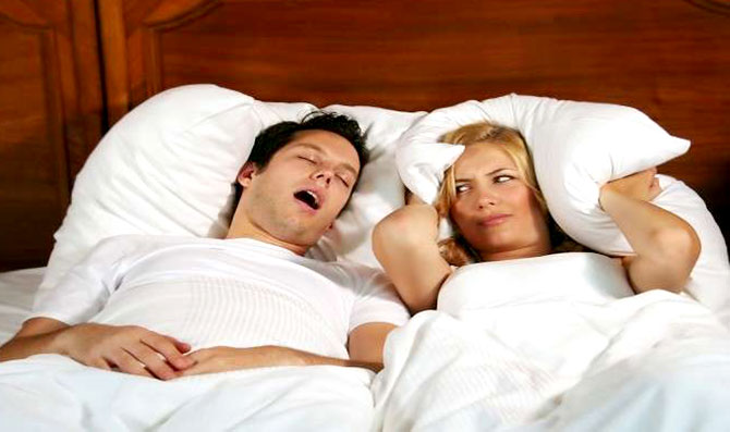 ابتكار وسادة تريحك من شخير شريكك في السكن!