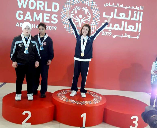 ذهبية لاليسا حريق في سباحة الاولمبياد الخاص