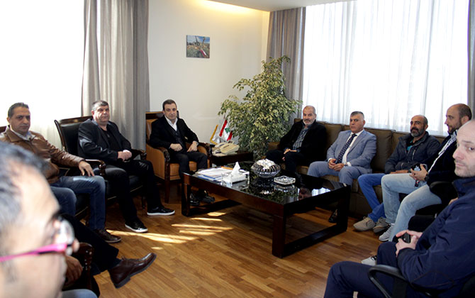 وفدان من عين دارة طالبا أبو فاعور  بابطال ترخيص معمل الاسمنت