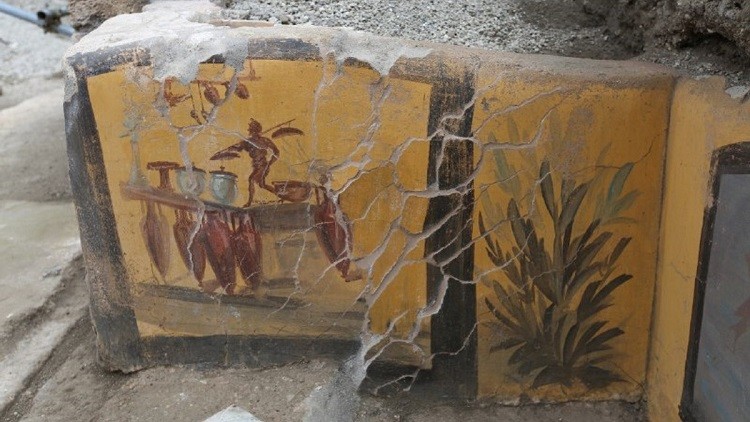مطعم للوجبات السريعة تحت أنقاض مدينة بومبي