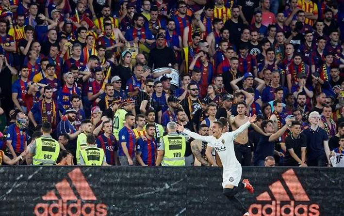 فالنسيا يهزم برشلونة حامل اللقب وينال كأس ملك اسبانيا