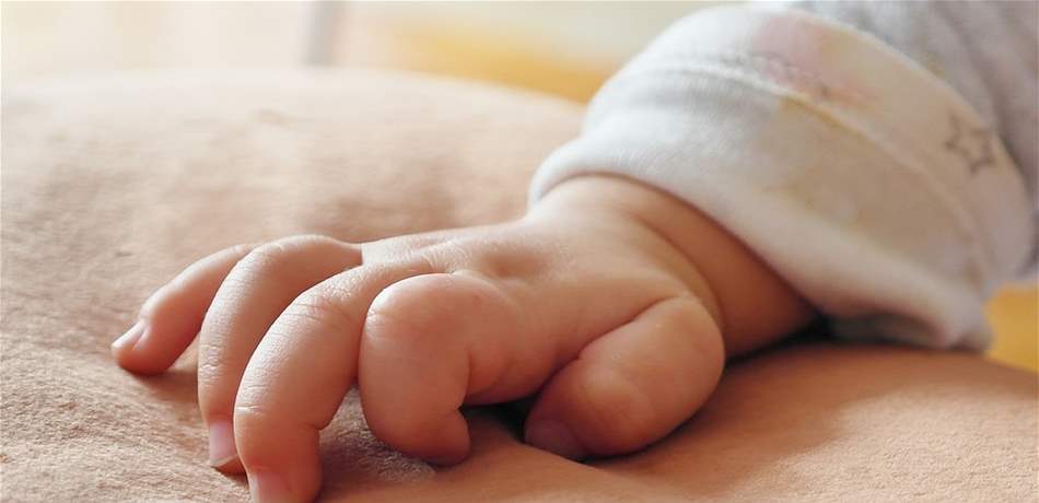 قصة مأسوية.. شاحن هاتف يتسبب بوفاة طفل بعدما وضعه في فمه