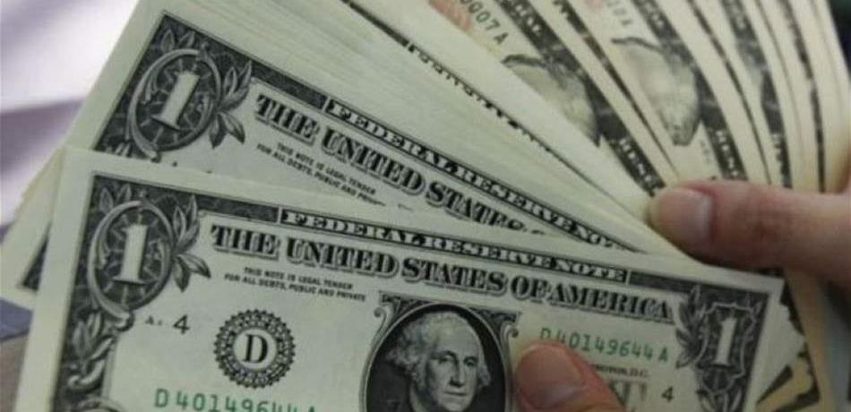 الدولار يرتفع مع بحث المستثمرين عن ملاذ آمن