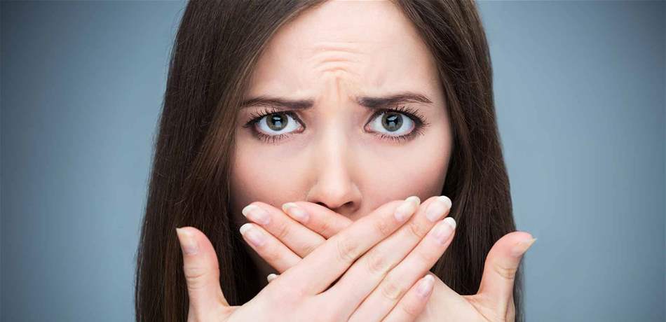 معلومات هامة عن رائحة الفم الكريهة.. وطرق طبيعية للتخلص منها!