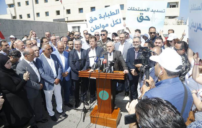 اعتصام لأصحاب المستشفيات الخاصة وموظفيها وجبق يعدهم بتأمين الدفعات المتبقية