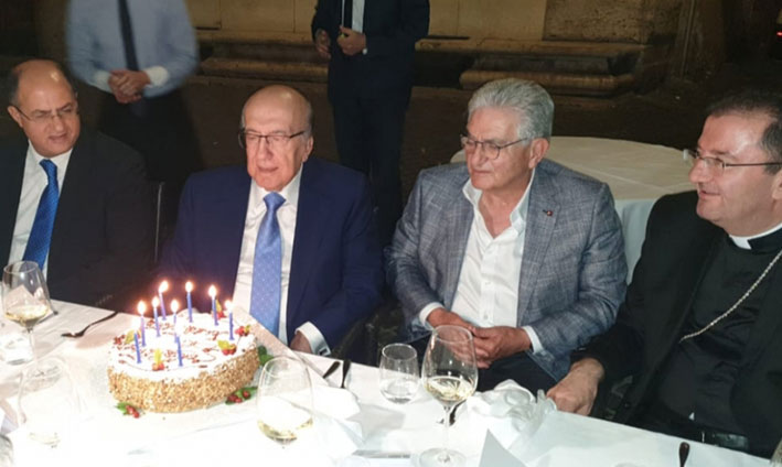 صفير يكرم طربيه في روما: مناقبيته جعلته شخصية 2019