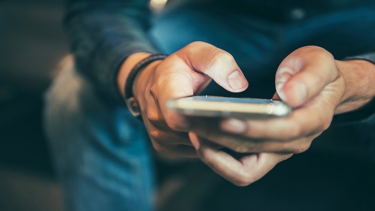 الهواتف الذكية تحدث «طفرات» عظمية في الجمجمة البشرية