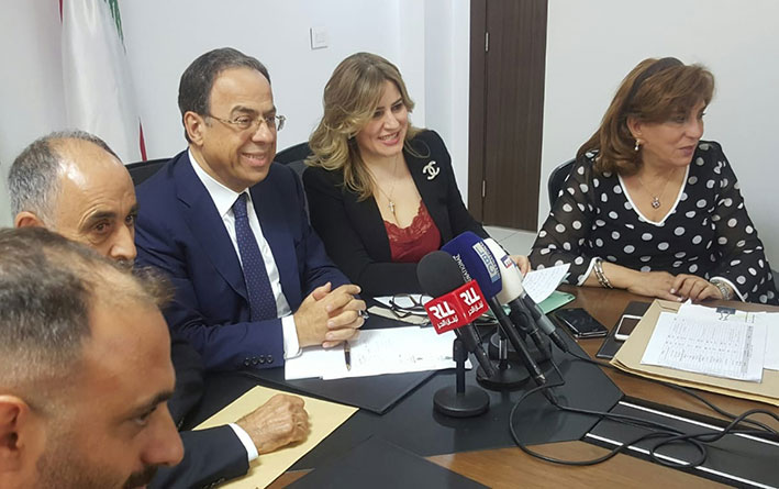 وزير الاقتصاد تابع أوضاع مالكي  الشاحنات العمومية في مرفأ بيروت