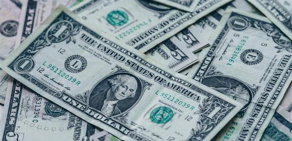 الدولار يحافظ على أعلى مستوى في شهرين