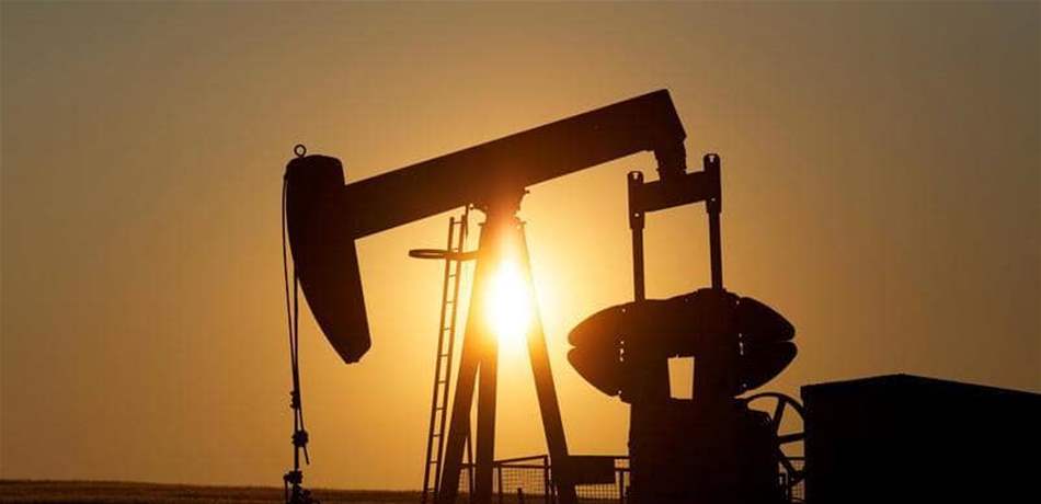 النفط يرتفع بفعل التوترات والإعصار باري