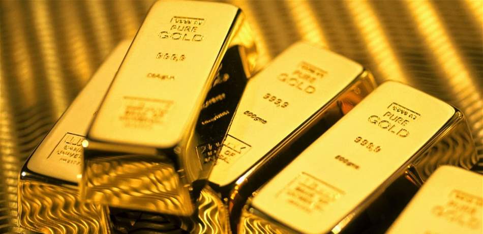 الذهب ينزل مع ارتفاع الدولار في ظل مخاوف التجارة