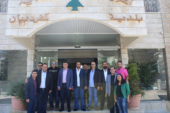 سفير الإمارات يجول في كفردبيان ويغرس أرزة