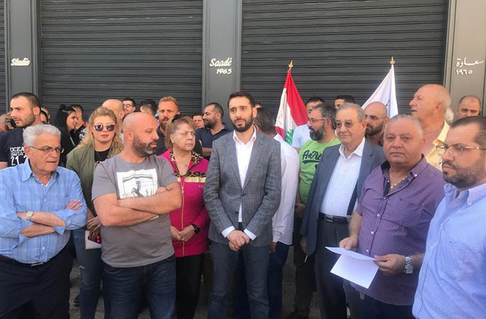 القطاع التجاري ينفذ وقفة رمزية ضد التردي الاقتصادي: تحذير من فوضى واهتزاز اجتماعي وتلويح بخطوات أخرى