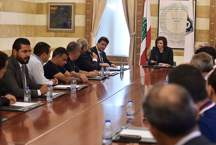 الحسن‭ ‬تبلغ‭ ‬أصحاب‭ ‬الشاحنات‭ ‬إلغاء‭ ‬رخص نقل‭ ‬ناتج‭ ‬البناء‭ ‬للمعاملات‭ ‬القانونية