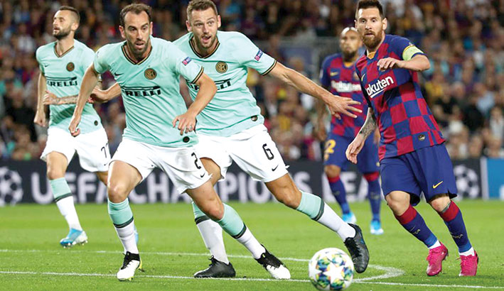 كرة القدم / دوري أبطال أوروبا - أنتر يواجه برشلونة للتأهل ودورتموند يترقب