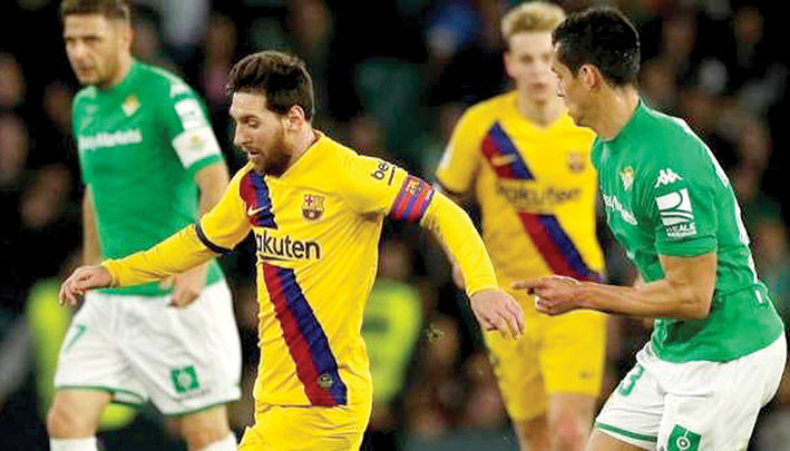البطولات المحلية الأوروبية لكرة القدم برشلونة يحقق فوزاً صعباً على بيتيس