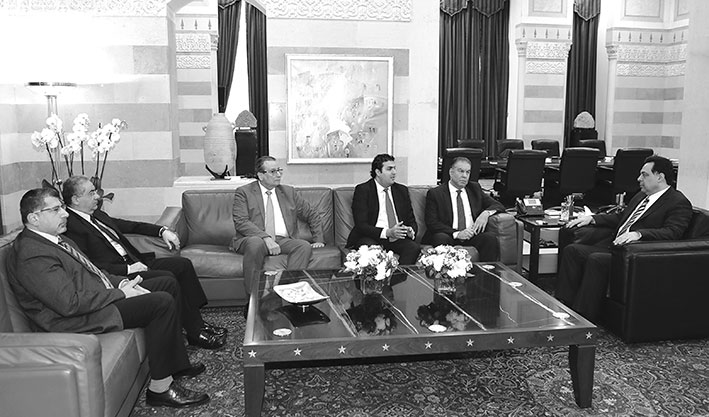 زوار السراي: لا زيادة على سعر البنزين وتحديد الدولار بــ 2000 ل. قيد التجربة
