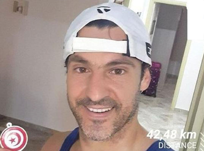 التونسي محمد براتلي يجري ماراثوناً كاملاً في شقته الخاصة بسبب «كورونا»