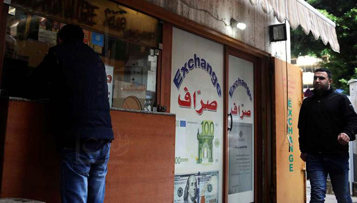 دولار «السوق السوداء» يتحكم بسعر الصرف والقضاء يحقق في التلاعب بالعملة الوطنية
