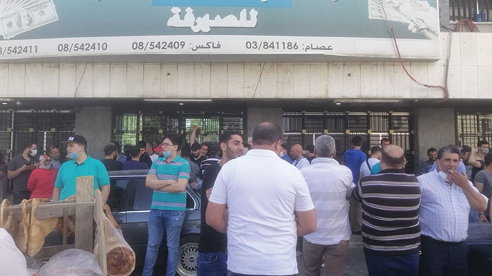 الزحمة مستمرة أمام محال الصيارفة مع استمرار نشاط السوق السوداء