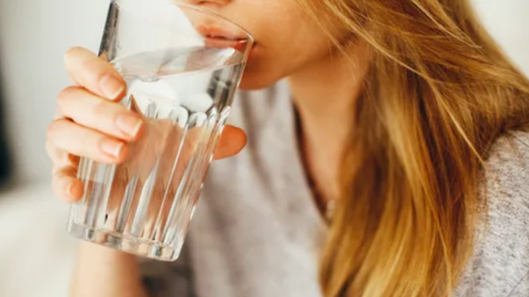 كيف تعرف أنك تشرب ما يكفي من الماء؟