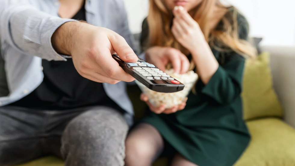 لماذا لا ينبغي تناول العشاء أمام التلفاز إذا كنت تحاول إنقاص وزنك؟