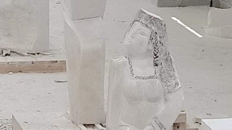 مصمم التمثال المثير للجدل في مصر يرد على منتقديه