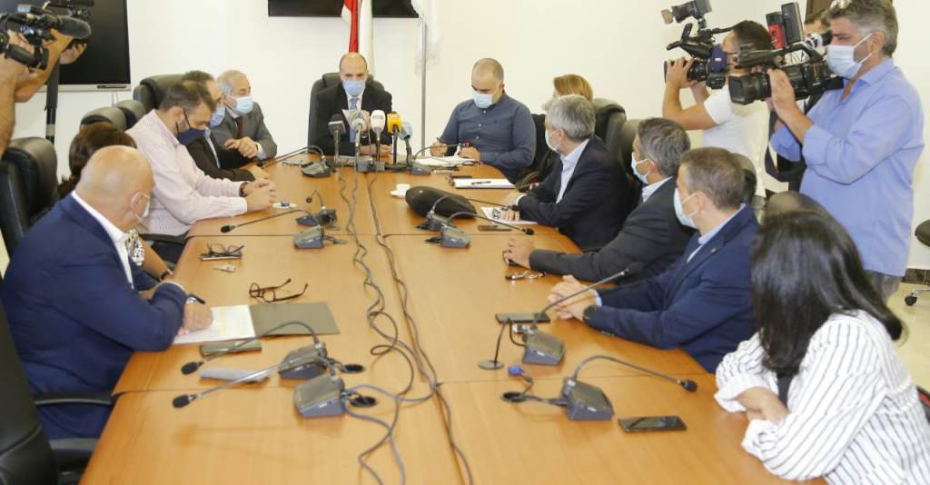 وزير الصحة ترأس اجتماعا بحث في أزمة الدواء وقرار باقفال صيدليتين