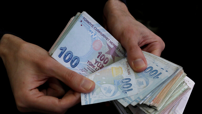 الليرة التركية تنخفض بنحو 4% أمام الدولار