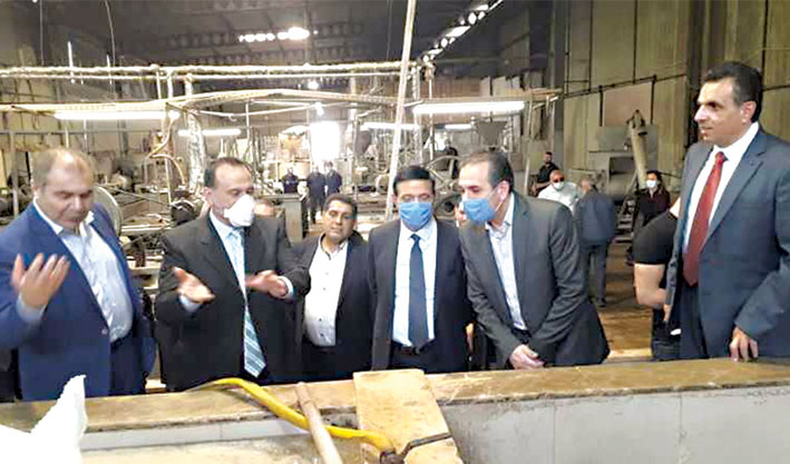 جولة لوزيري الصناعة والاتصالات على مصانع ومؤسسات في المنية