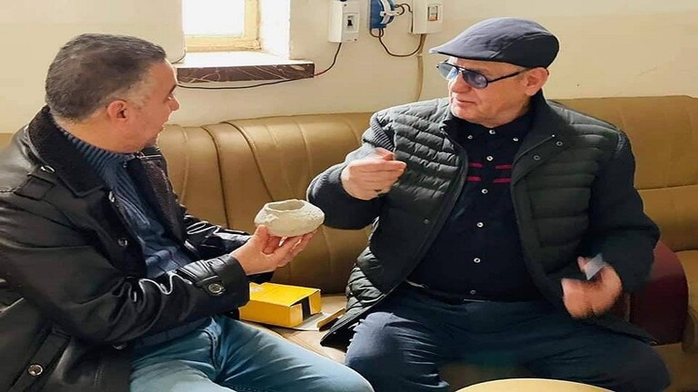فنان عراقي يسلم الحكومة قطعة أثرية من العصر السومري