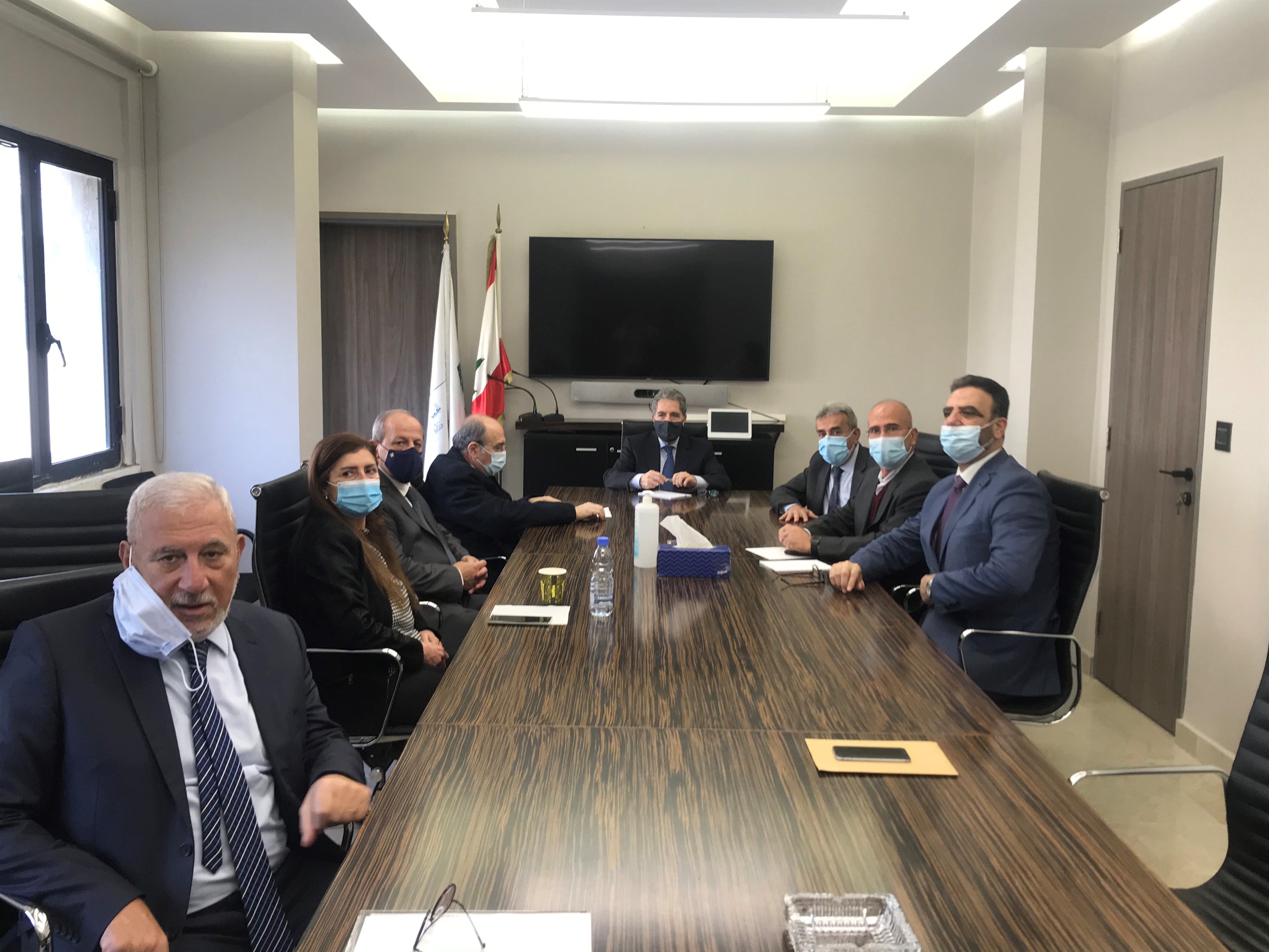 وزني بحث مع وفد إتحاد نقابات موظفي المصارف في الإعفاء الضريبي عن تعويضات الصرف