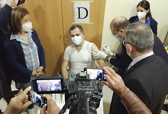 إنطلاق حملة التلقيح من «كورونا» في جميع المناطق لتشمل الكادر الطبي والمسنين ودعوات الى الإسراع بالتسجيل وعدم الإكتراث بالشائعات