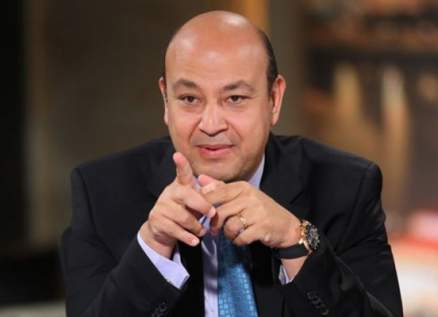 الإعلامي عمرو أديب ينجو من حادث مروّع