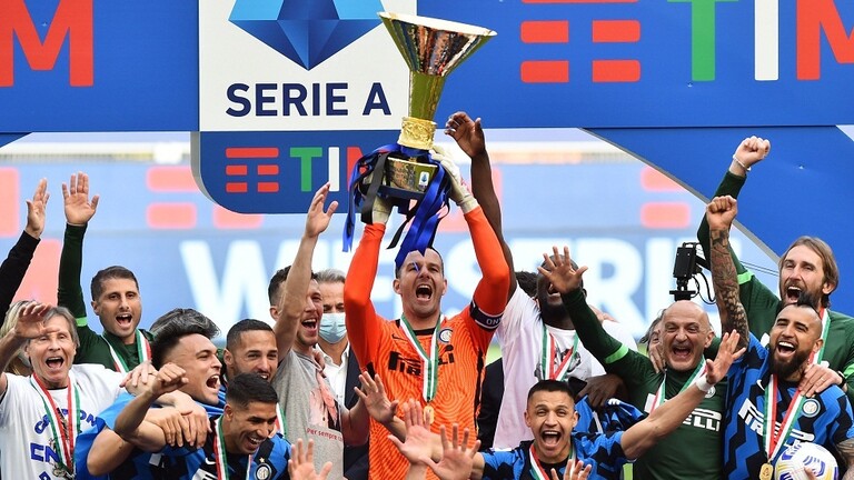 إنتر ميلان يرفع كأس الدوري الإيطالي للمرة الـ19 في تاريخه