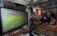 رائد الفضاء الفرنسي باسكي يتابع مباراة بلاده ضد البرتغال من المحطة الدولية