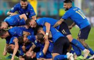 ثنائية لوكاتيلي تقود إيطاليا إلى دور 16