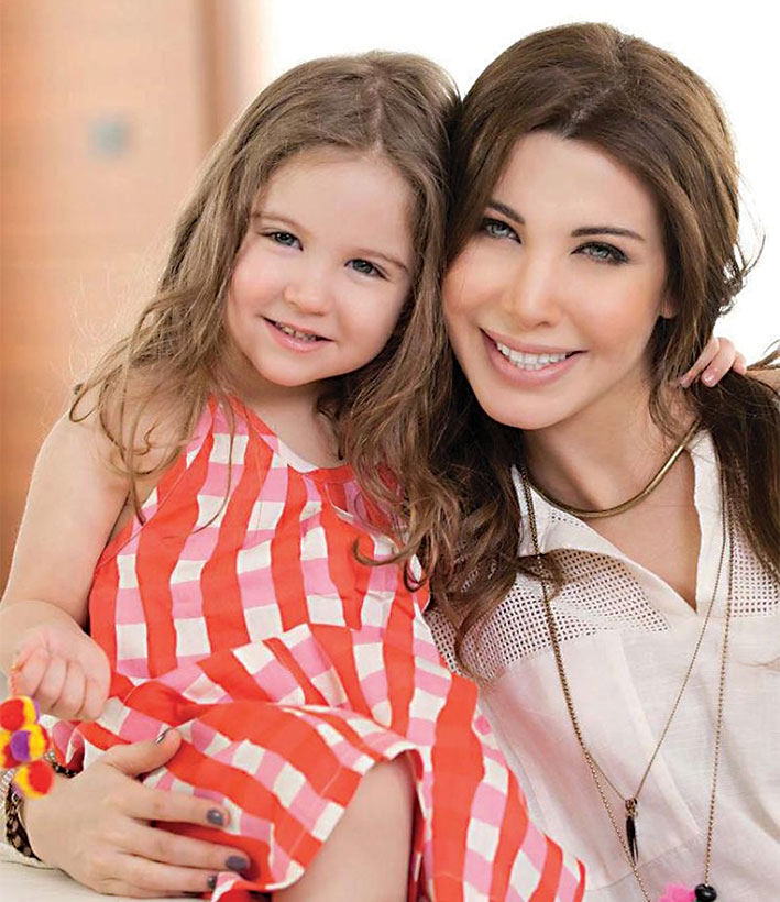 نانسي عجرم بعفوية مع إبنتها