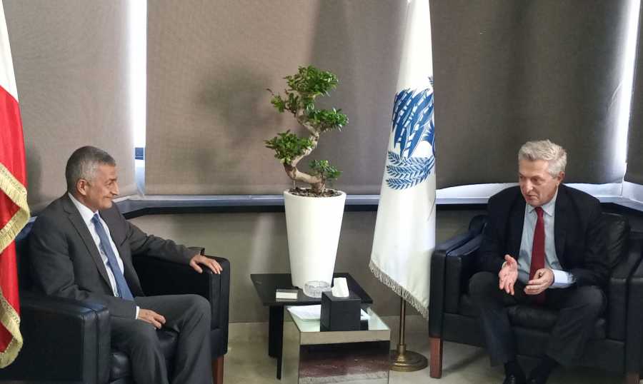 الخليل يتابع مواجهة الأزمات