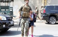 صورة عسكري ينقذ طفلاً صنّفت من ضمن إحدى صور العام