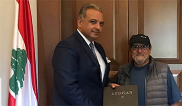 اغوبيان زار المرتضى وقدم مجموعة أعماله الفنية الى المكتبة الوطنية