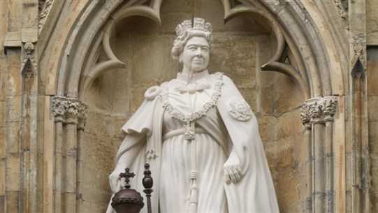 التمثال الأوّل للملكة الراحلة إليزابيت الثانية