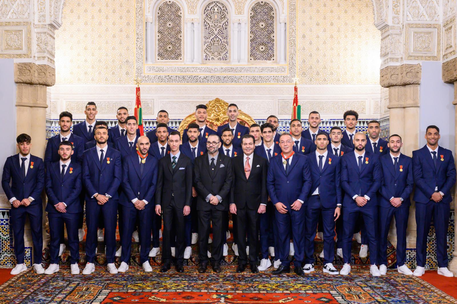 العاهل المغربي يستقبل أسود  الاطلس ويقلدهم الاوسمة