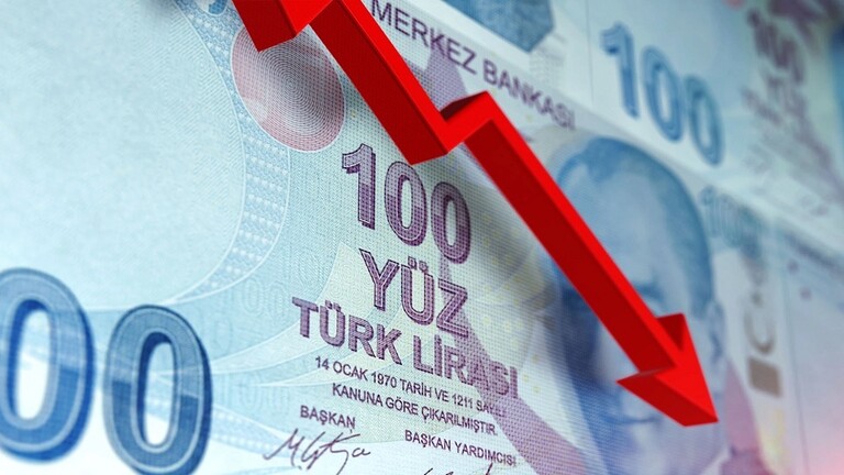 الليرة التركية تواصل الهبوط  بعد رفع أقل من المتوقّع للفائدة